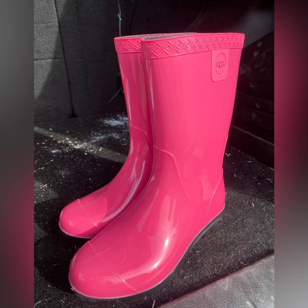 Children’s pink Ugg rain boots